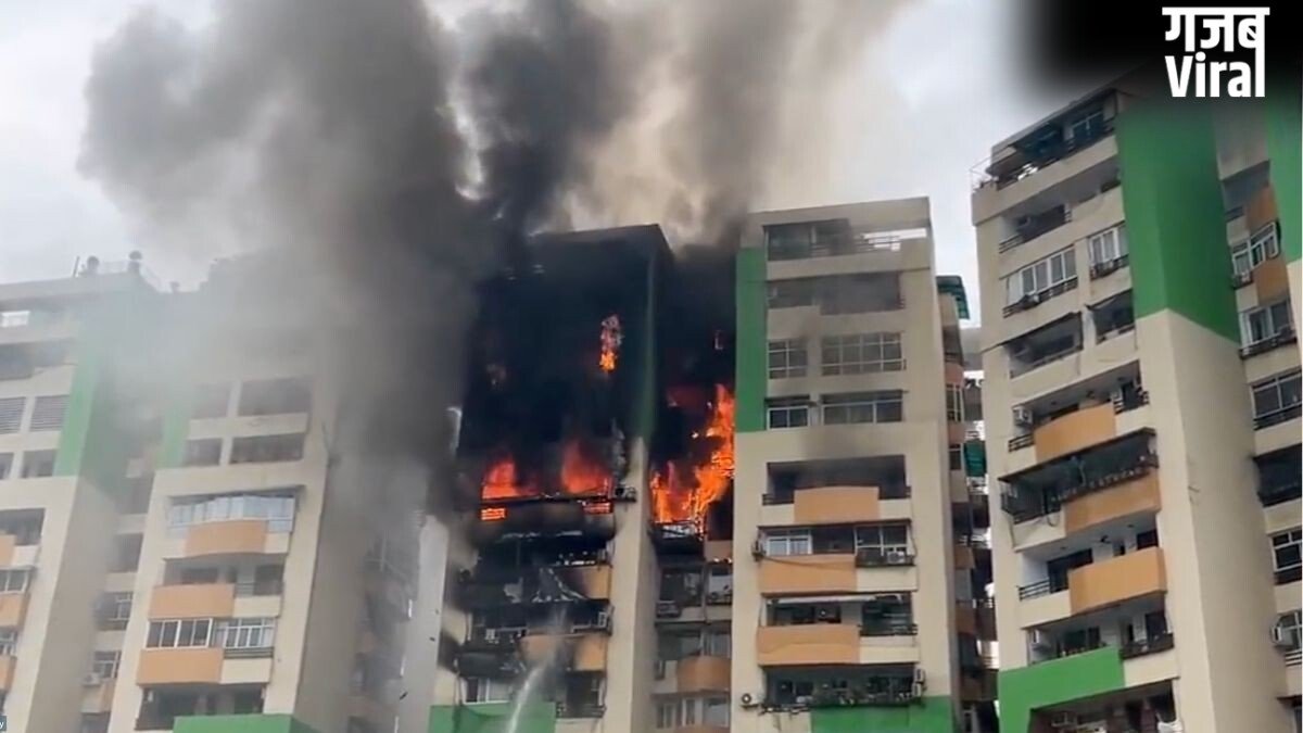 गाजियाबाद: गौर ग्रीन एवेन्यू में जलकर राख हुए कई फ्लैट, 10वीं मंजिल पर फंसा था वेंटिलेटर आश्रित मरीज