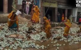 ‘गांव से हटाओ ठेका’… इटावा में महिलाओं का हल्ला बोल, लाखों की शराब सड़कों पर फेंकी; जमकर की तोड़फोड़