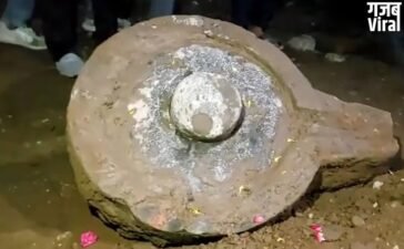 महाकालेश्वर मंदिर परिसर में खुदाई के दौरान मिला विशाल शिवलिंग, दर्शन के लिए उमड़ी भीड़