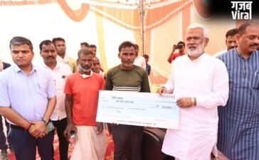 प्रयागराज में आंधी-तूफान में मृतक के परिजनों को मिली सरकार की सहायता, प्रभारी मंत्री स्वतंत्र देव सिंह ने सौंपा 4-4 लाख का चेक​