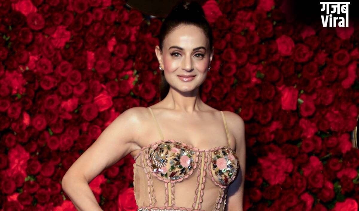 मौत को छूकर भारत लौटीं 'सकीना'! खाड़ी में मिसाइल अटैक के बीच फँसा Ameesha Patel का विमान, 24 घंटे बाद मुंबई में ली राहत की सांस