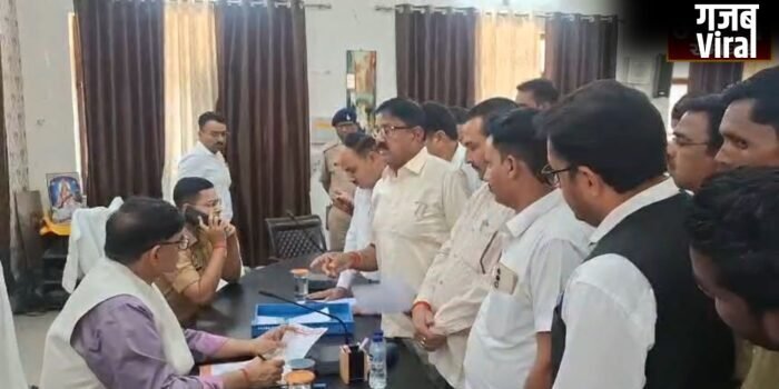 UP News: SDM अजीत प्रताप के खिलाफ वकीलों का हल्लाबोल, DM को ज्ञापन देकर भ्रष्टाचार के खिलाफ कार्रवाई की मांग…