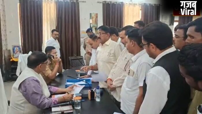 UP News: SDM अजीत प्रताप के खिलाफ वकीलों का हल्लाबोल, DM को ज्ञापन देकर भ्रष्टाचार के खिलाफ कार्रवाई की मांग…