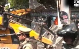 लखनऊ में बुलडोजर से तोड़े जा रहे वकीलों के अवैध चैंबर, पुलिस से नोकझोंक, हाई कोर्ट के आदेश पर कार्रवाई​