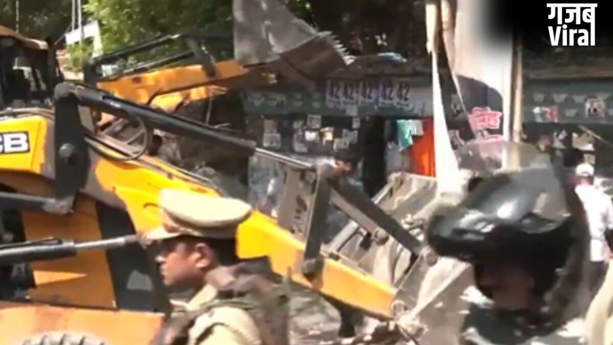 लखनऊ में बुलडोजर से तोड़े जा रहे वकीलों के अवैध चैंबर, पुलिस से नोकझोंक, हाई कोर्ट के आदेश पर कार्रवाई​