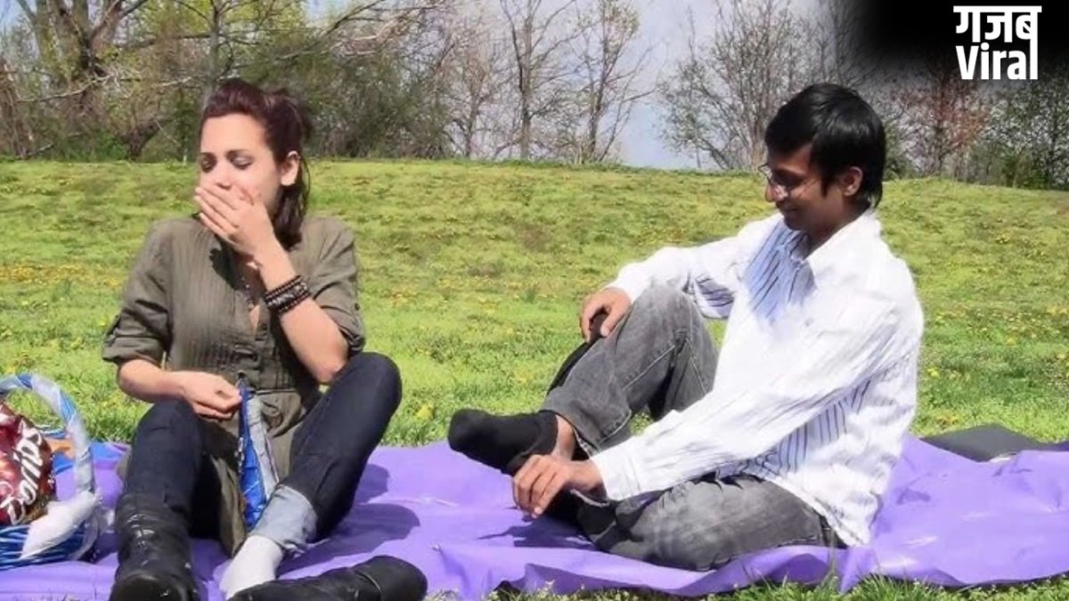मोजा उतारते ही फैल जाती है भयंकर बदबू तो आज़माए ये टिप्स, नहीं होना पड़ेगा किसी के सामने शर्मिंदा