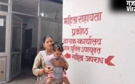गोद में ढाई साल की बेटी लेकर शिव की नगरी काशी की करती हैं सेवा, वाराणसी की सिपाही साधना के जज्बे की कहानी​