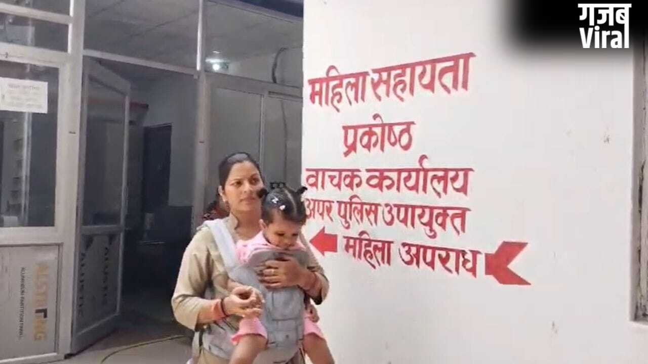 गोद में ढाई साल की बेटी लेकर शिव की नगरी काशी की करती हैं सेवा, वाराणसी की सिपाही साधना के जज्बे की कहानी​