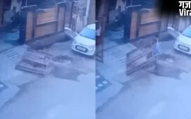 खेलने के दौरान बच्चे पर गिरा भारी लोहे का गेट, मौत के मुंह में समाया; CCTV में कैद​