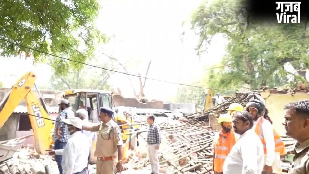 प्रयागराज में रेलवे की जमीन पर बने अवैध निर्माण पर चला बुलडोजर, 100 करोड़ रुपये की भूमि कराई गई खाली