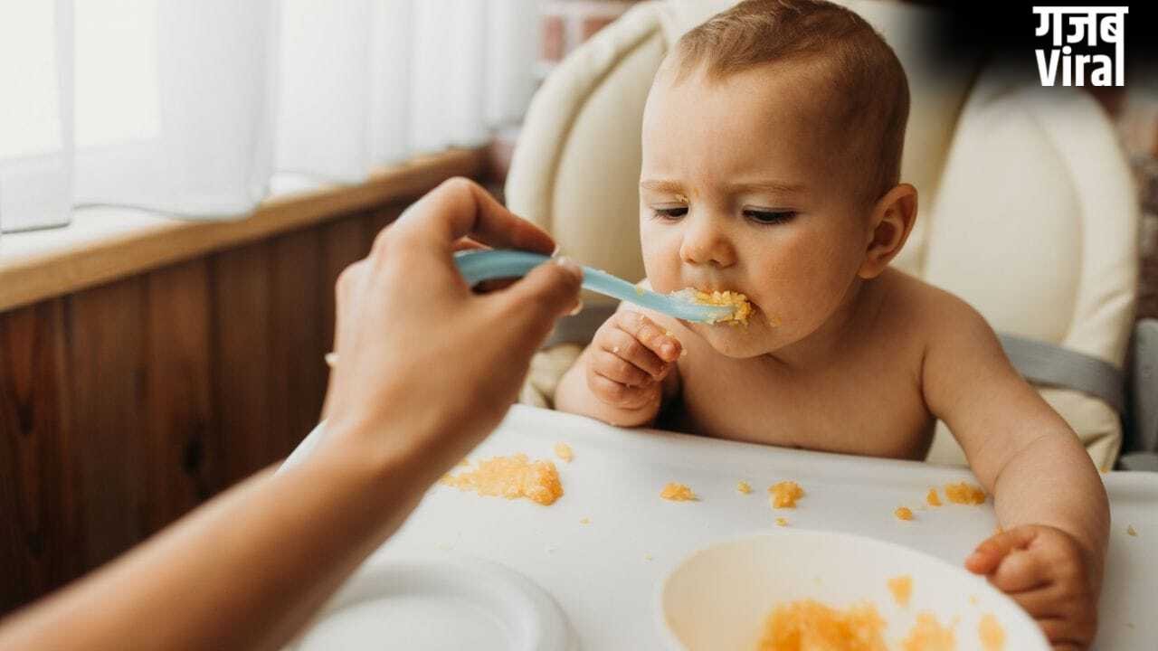 छोटे बच्चे को भूख लगी है या नहीं, इन संकेतों से करें पहचान​