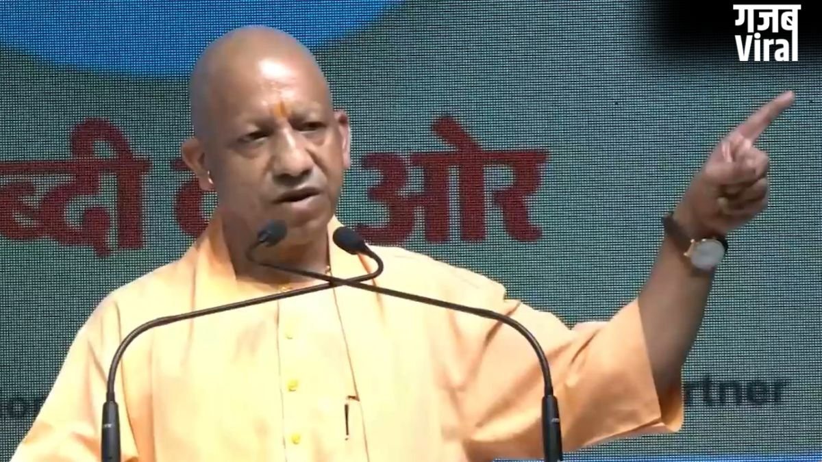 'जगह नहीं है तो संख्या कम कर लो', सड़क पर नमाज को लेकर बोले CM योगी