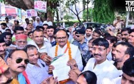 धरना दे रहे ग्राम प्रधानों के बीच पहुंचे उपमुख्यमंत्री ब्रजेश पाठक, मांगों पर विचार का दिया भरोसा, मिठाई भी खिलाई