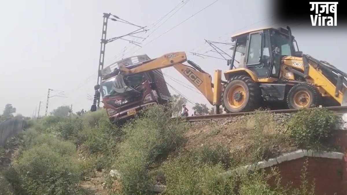 एक्सीडेंट कर के रेलवे ट्रैक पर 2 किलोमीटर दौड़ा दिया ट्रक, सिरफिरे ड्राइवर की करतूत सुनकर दंग रह जाएंगे​