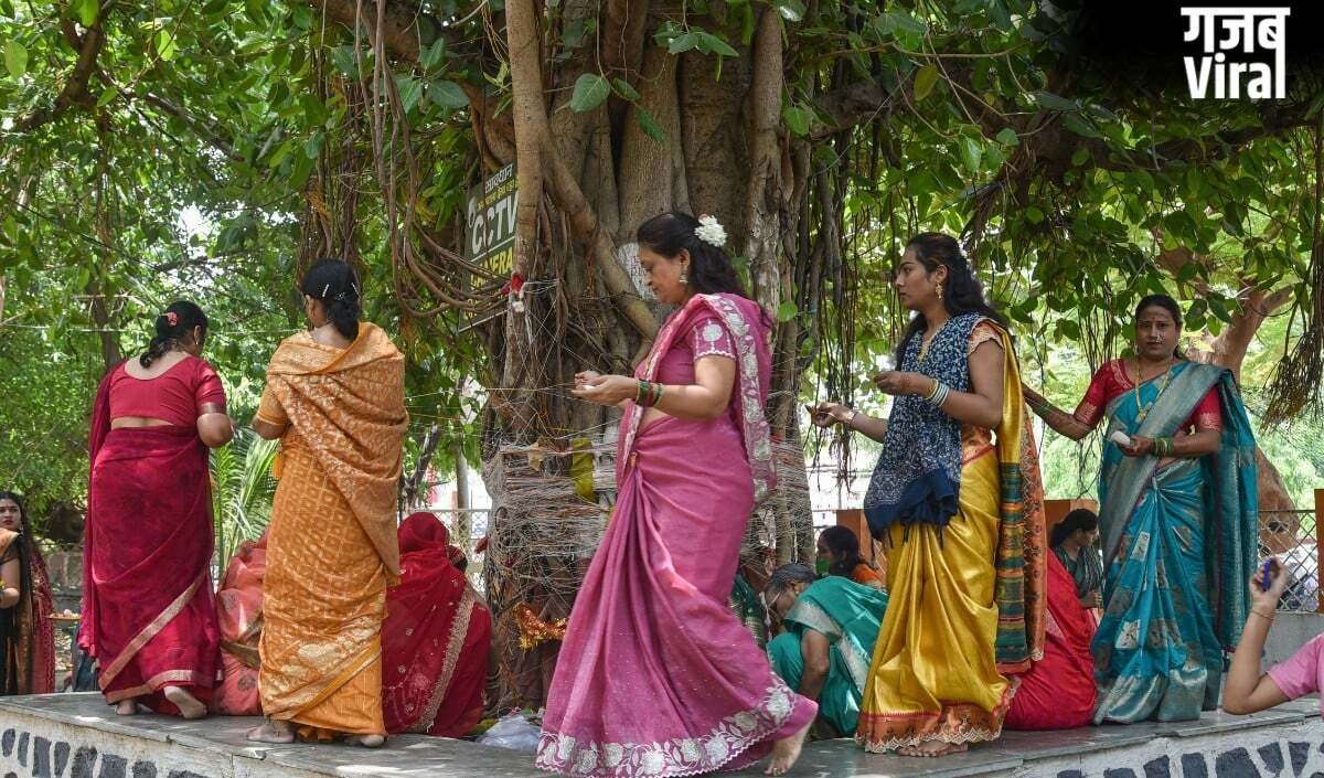 Vat Savitri Vrat 2026: पहली बार वट सावित्री व्रत रख रहीं सुहागिनें नोट कर लें Puja Vidhi और शुभ मुहूर्त​