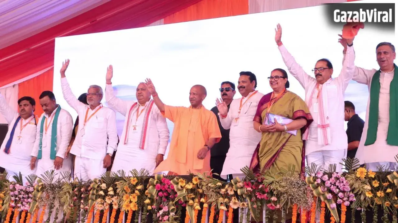 योगी का अफसरों को अल्टीमेटम: अवैध खनन पर दर्ज करें मुकदमे, मेट्रो और एयरपोर्ट अक्टूबर तक करें तैयार​