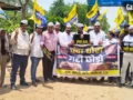 राम मंदिर चढ़ावे में भ्रष्टाचार के आरोपों पर AAP का प्रदर्शन, ₹420 का चेक बनाकर चंपत राय को भेजा