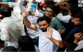 जंतर-मंतर पर प्रदर्शन के दौरान ‘कॉकरोच जनता पार्टी’ के अभिजीत दिपके की बिगड़ी तबीयत