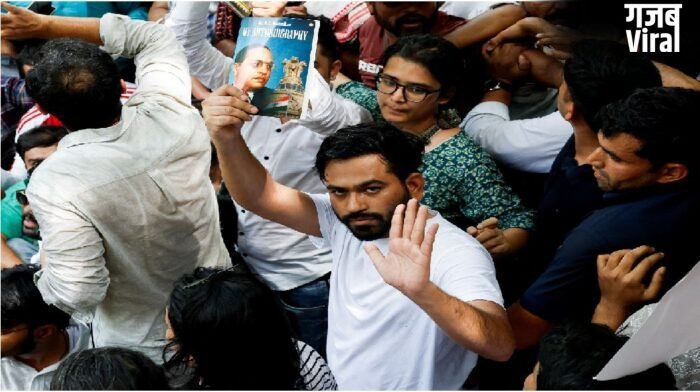 जंतर-मंतर पर प्रदर्शन के दौरान ‘कॉकरोच जनता पार्टी’ के अभिजीत दिपके की बिगड़ी तबीयत