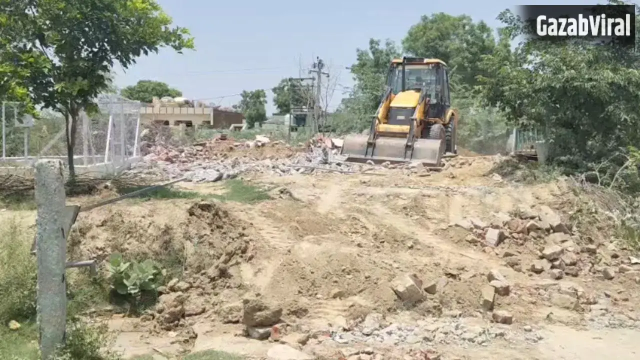 Bulldozer Action: आगरा से उठी बुलडोजर कार्रवाई की गूंज, अवैध धार्मिक अतिक्रमणों पर फिर गरमाई सियासत​
