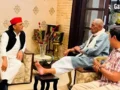 UP Chunav 2027: अखिलेश यादव के सामने टेबल पर पैर रखकर बात करने वाला ये नेता कौन? तस्वीरें सोशल मीडिया पर वायरल​