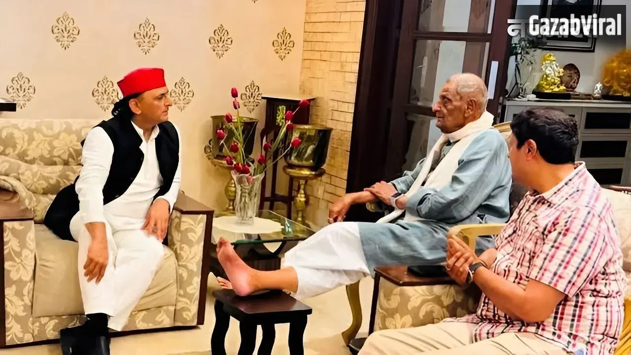 UP Chunav 2027: अखिलेश यादव के सामने टेबल पर पैर रखकर बात करने वाला ये नेता कौन? तस्वीरें सोशल मीडिया पर वायरल​