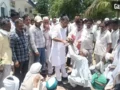Agra: किसानों ने रोका कैबिनेट मंत्री भूपेंद्र चौधरी का काफिला, मांगों को लेकर सड़क पर बैठकर किया प्रदर्शन​