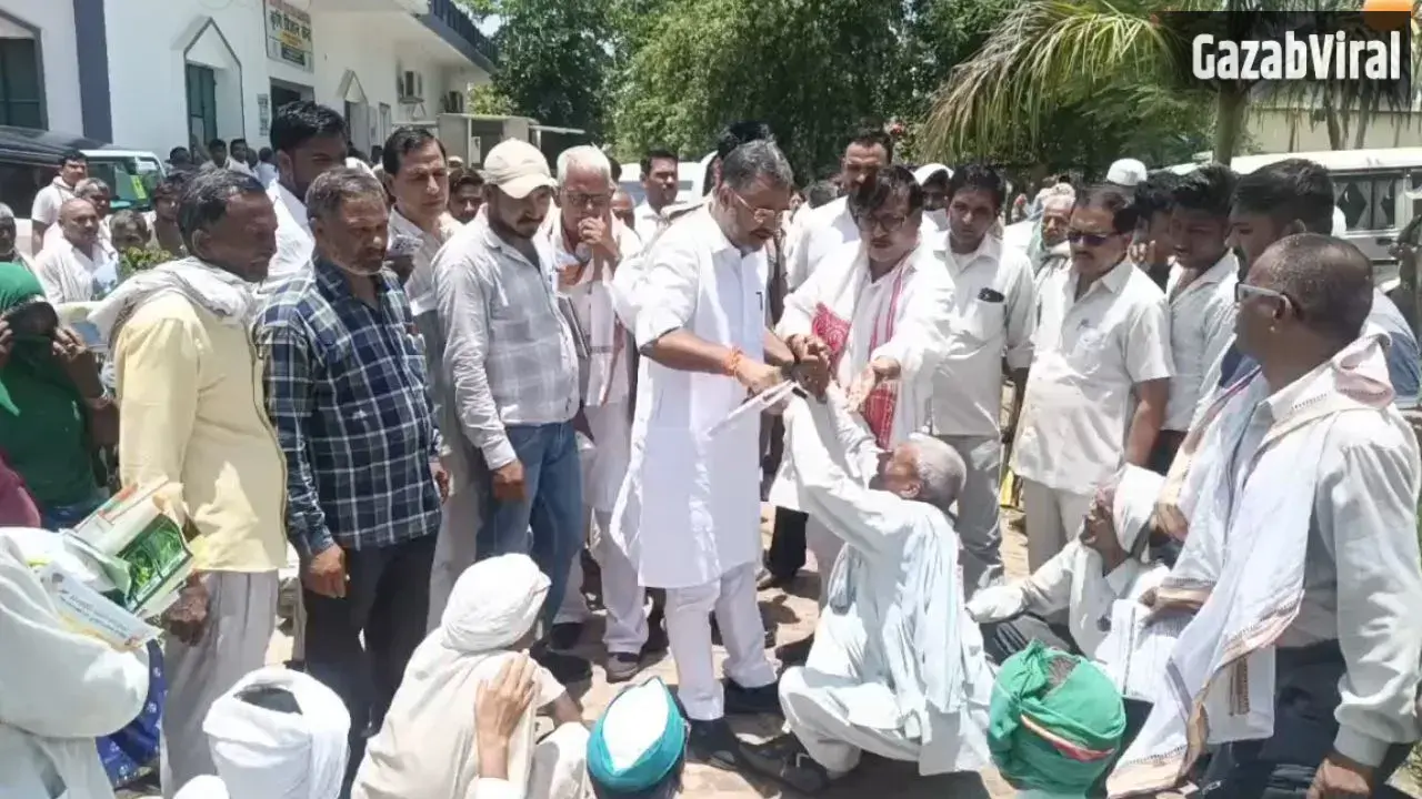 Agra: किसानों ने रोका कैबिनेट मंत्री भूपेंद्र चौधरी का काफिला, मांगों को लेकर सड़क पर बैठकर किया प्रदर्शन​