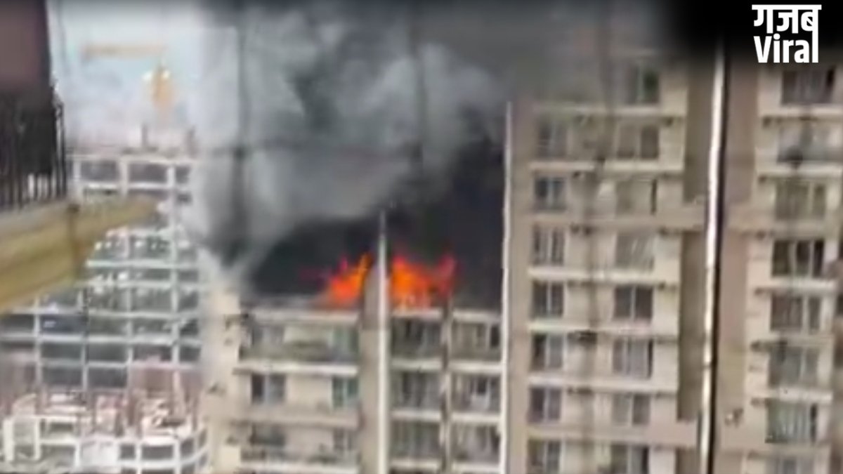 नोएडा सेक्टर-75 की आइवी काउंटी सोसाइटी में भीषण आग, रेस्क्यू ऑपरेशन जारी, आग बुझाने में जुटी फायर ब्रिगेड​
