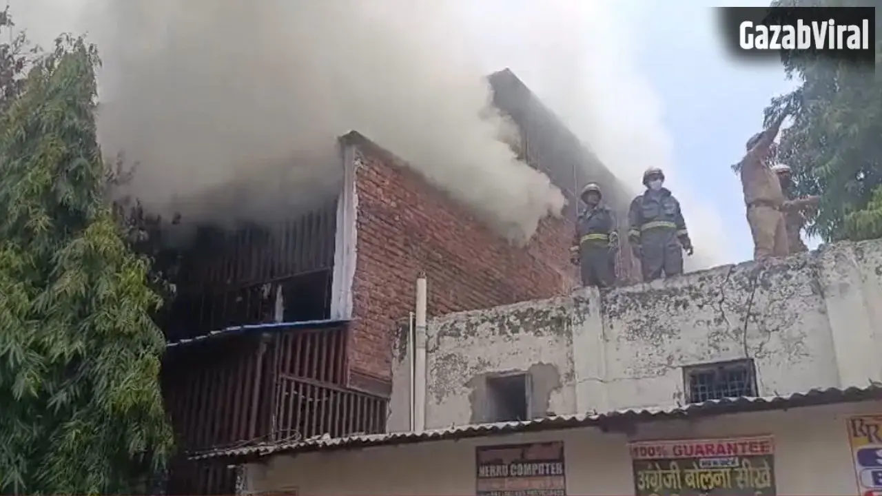 Fire Breaks Out: आगरा की जूता फैक्ट्री में भीषण आग, धुएं और लपटों से मचा हड़कंप, दमकल की कई गाड़ियां मौके पर​