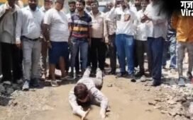 कानपुर में अनोखा प्रदर्शन… 2 साल से बदहाल है सड़क; कीचड़ में लोटकर पूर्व पार्षद ने किया विरोध