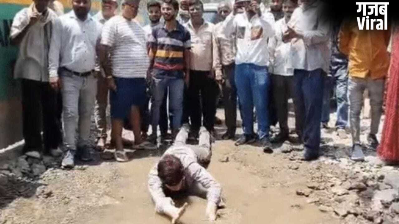 कानपुर में अनोखा प्रदर्शन… 2 साल से बदहाल है सड़क; कीचड़ में लोटकर पूर्व पार्षद ने किया विरोध