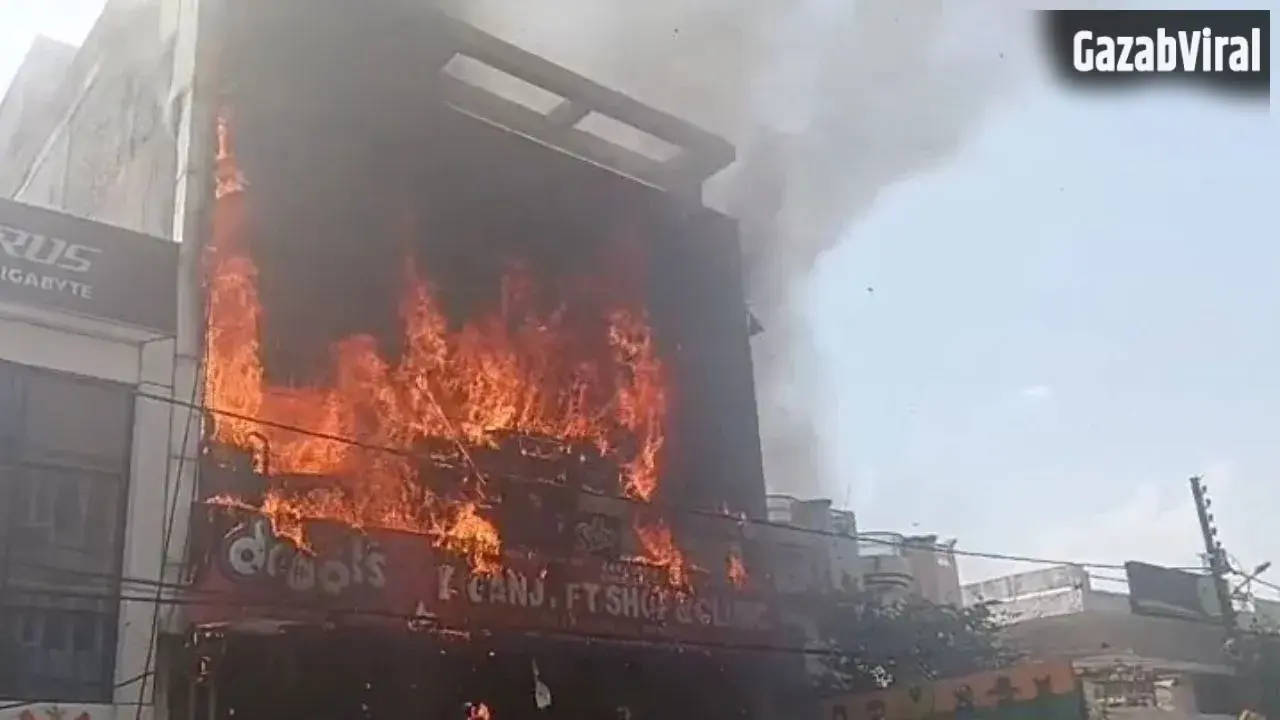 लखनऊ के एक कोचिंग सेंटर में लगी भीषण आग, 10-12 लोग अंदर फंसे, जान बचाने के लिए छत से कूद रहे छात्र​