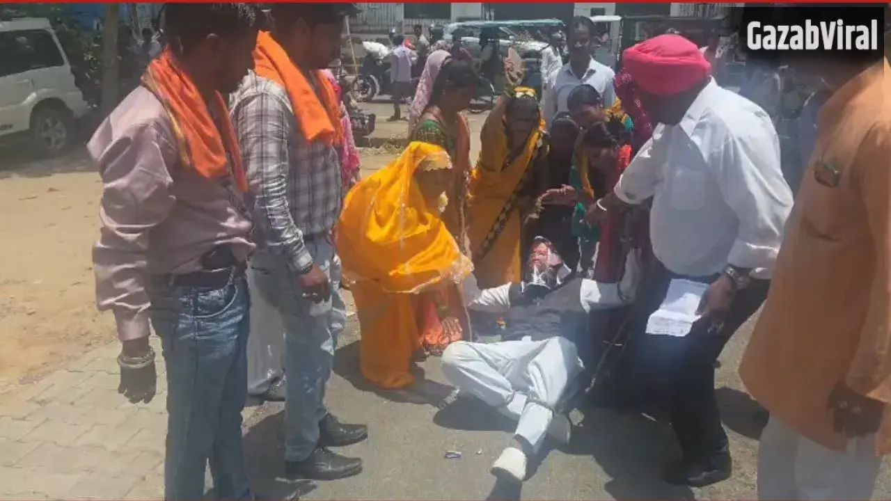 आगरा में स्वामी प्रसाद मौर्य के खिलाफ हिंदू महासभा का फूटा गुस्सा; पुतले को बांधकर ले गए मानसिक अस्पताल​
