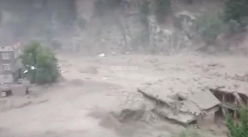अचानक आई बाढ़ से भारी तबाही, 10 की मौत, 100 से ज्यादा लापता​