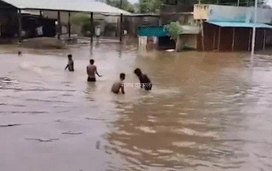 भारी बारिश से देश के कई राज्यों में तबाहीः बाढ़ से 24 घंटे में 19 मौतें, हजारों को किया रेश्क्यू
