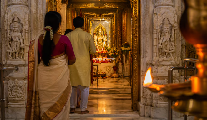 क्यों मंदिर से हमेशा उल्टे कदम ही बाहर निकलते हैं लोग? जानिए भगवान की तरफ पीठ न करने के 4 बड़े कारण​