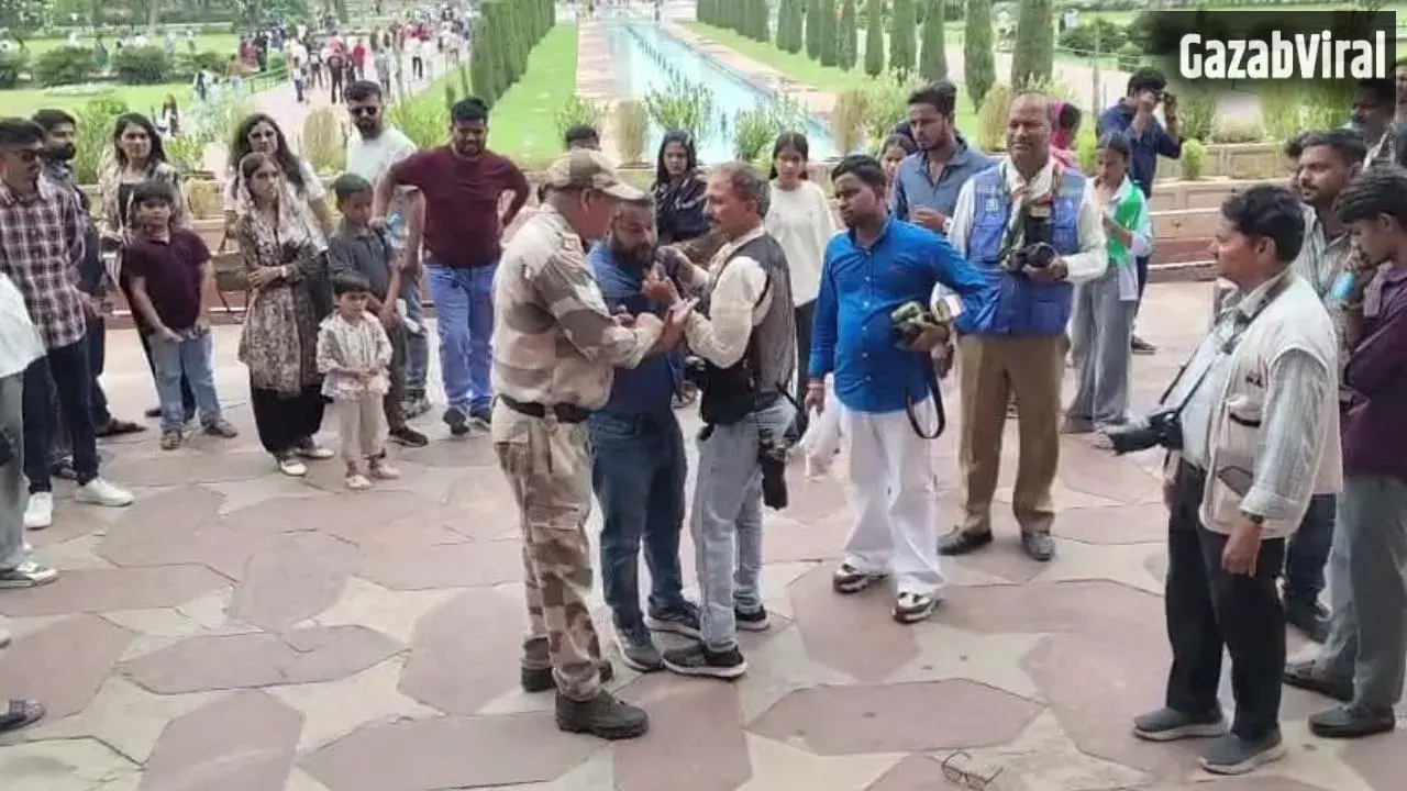 ताजमहल के रॉयल गेट पर फोटोग्राफरों में मारपीट; पर्यटक के सामने जमकर हुआ हंगामा, CISF ने संभाला मोर्चा