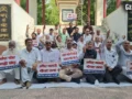 अयोध्या में कांग्रेस नेताओं की गिरफ्तारी के विरोध में कानपुर में सत्याग्रह, गांधी प्रतिमा पर जताया विरोध