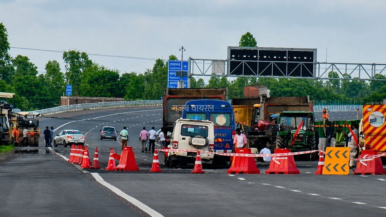 17 दिन में दूसरी बार धंसा लखनऊ-कानपुर एक्सप्रेस-वे, पहली बारिश में खुली निर्माण की पोल! 4200 करोड़ की लागत से बना था