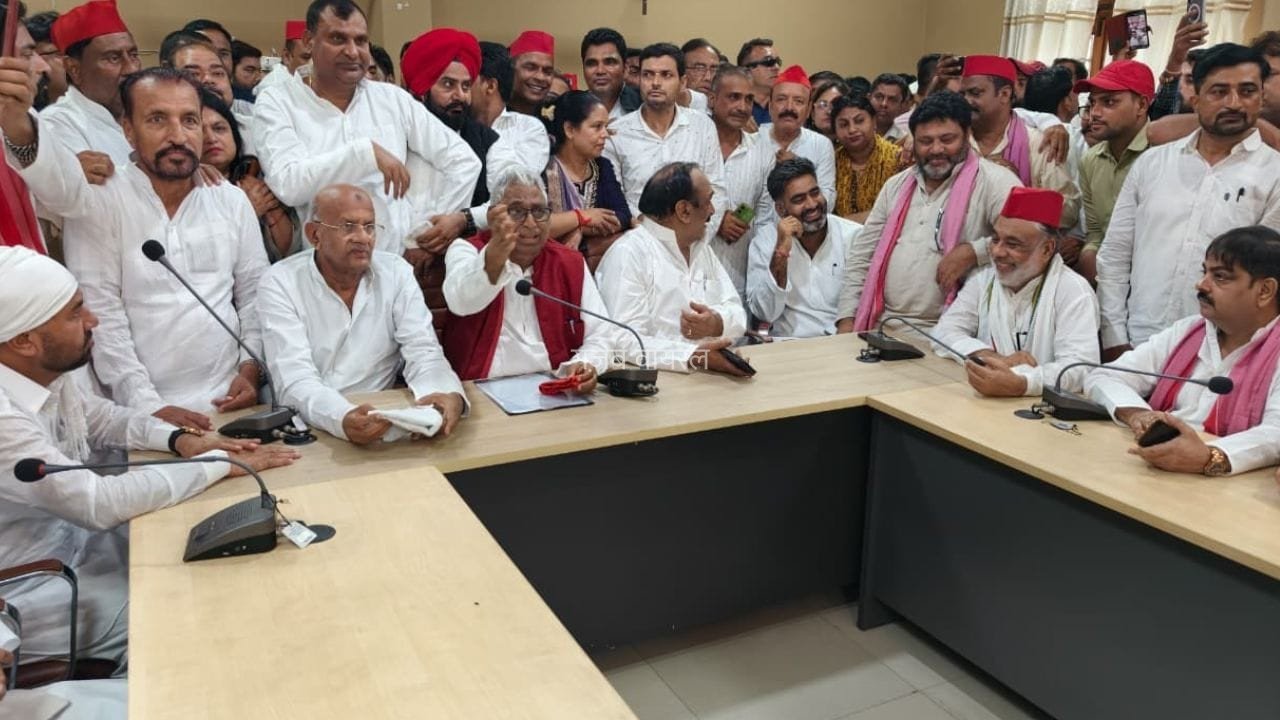 उत्तर प्रदेश के रामपुर में गरमाई सियासत… जौहर यूनिवर्सिटी बचाने के लिए सपा का शक्ति प्रदर्शन, DM को सौंपा ज्ञापन
