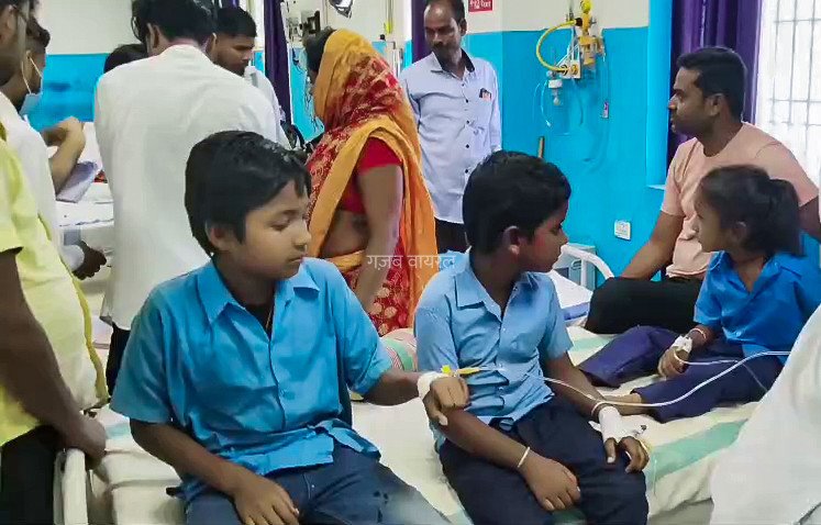 नमक समझकर डाल दिया​​ डिटर्जेंट, बिहार के स्कूल में खाना खाते ही 34 बच्चे पहुंचे अस्पताल, अब ऐसी है हालत, जानें क्या लिया गया एक्शन​​​​