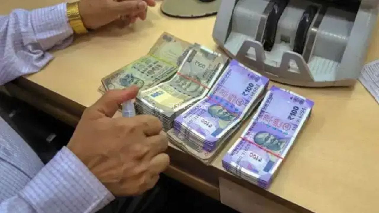 सालभर में खाते में कितना कैश जमा कर सकते हैं? जानें बैंक के नियम और असर​