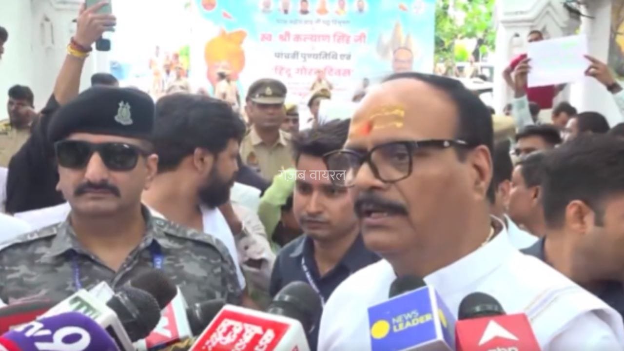 लखनऊ: डिप्टी सीएम ब्रजेश पाठक से मिले छात्र, प्रदर्शन खत्म करने का ऐलान​