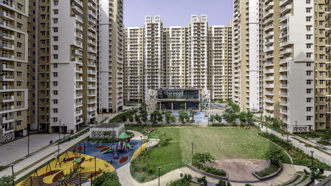 ग्रेटर नोएडा की महागुन सोसायटी में पानी के लिए त्राहिमाम! 3 दिन से सप्लाई ठप, 5000 फ्लैट्स के लोग परेशान​