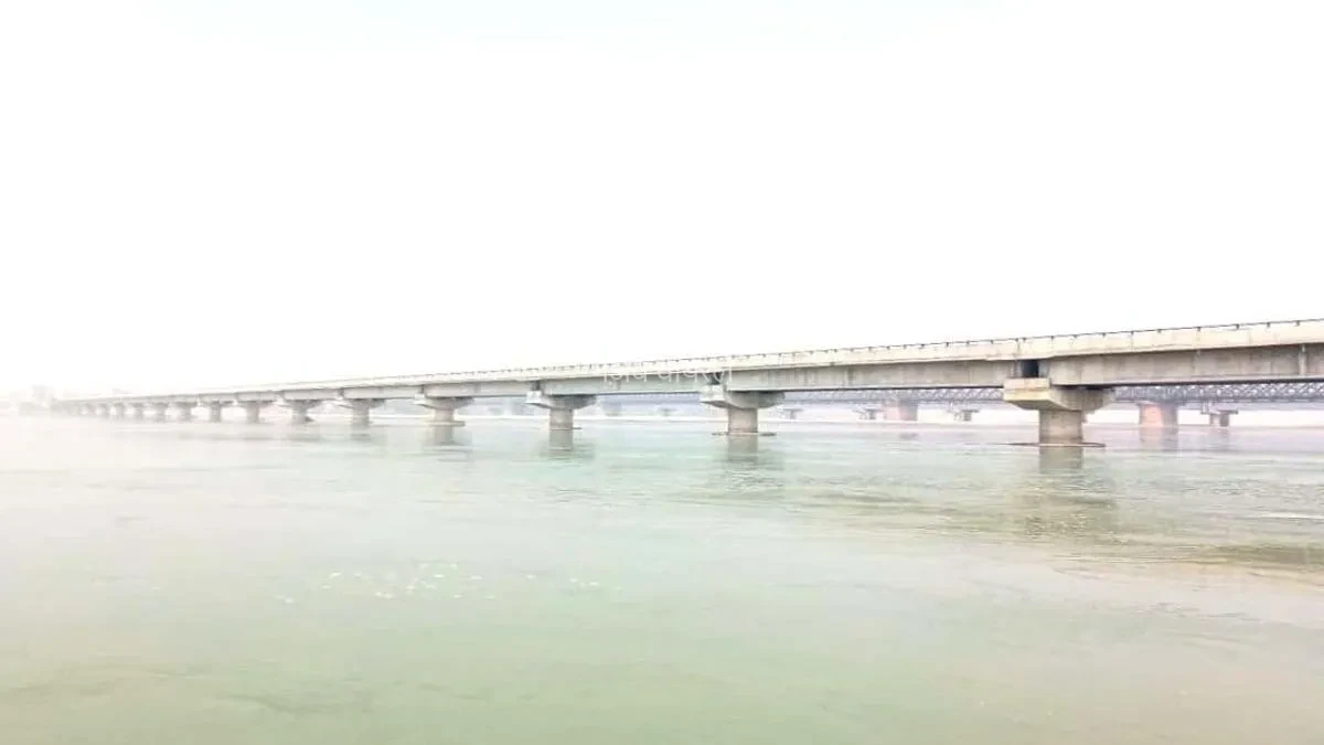 ‘चप्पल गिर गई है, बाइक रोको’… पति जैसे ही उतरा, महिला ने उठाया खौफनाक कदम! बालावाली गंगा पुल से छलांग लगाने के बाद तेज धार में तलाश जारी​​​​