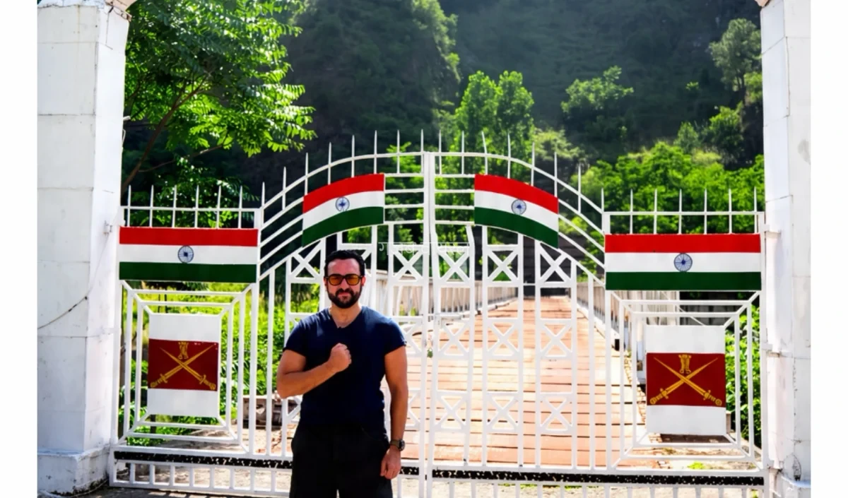 स्वतंत्रता दिवस पर Saif Ali Khan पहुंचे कमान अमन सेतु, जवानों के साथ खेला क्रिकेट​