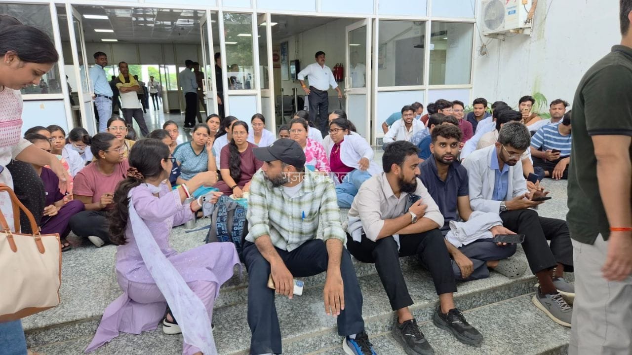 ‘महिला हॉस्टल में पुरुष गार्डों से चेकिंग’… फिरोजाबाद मेडिकल कॉलेज में MBBS छात्रों का हंगामा​