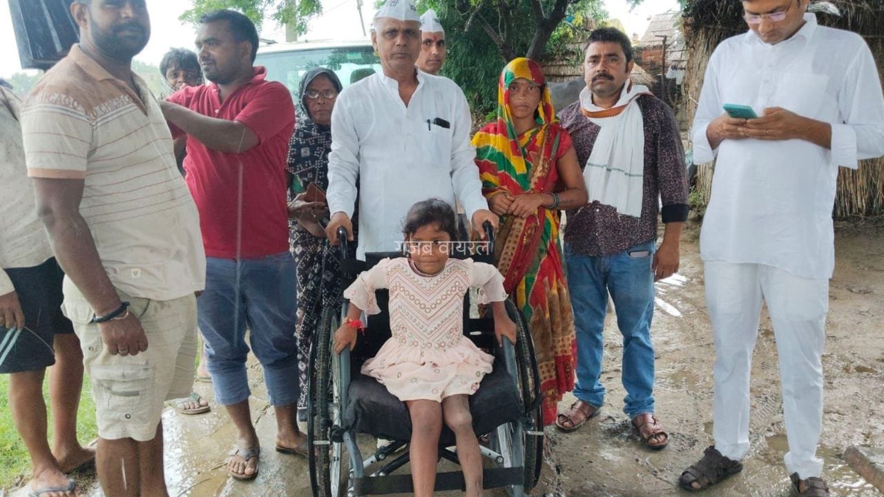 UP: बलिया की बिटिया को मिला व्हीलचेयर, एक पांव से 400 मीटर दूर स्कूल जान को थी मजबूर​