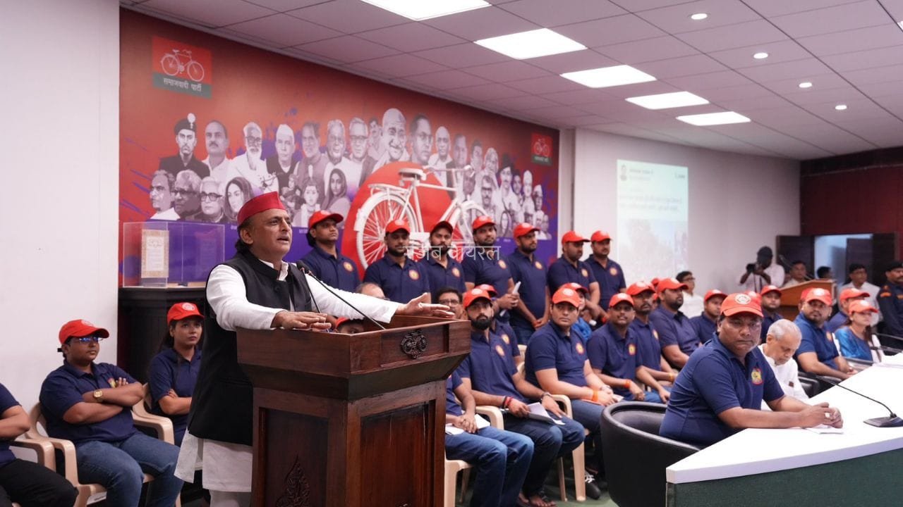 लाल कैप से ब्लू टी-शर्ट तक…अखिलेश यादव ने बताया सपा के नए ड्रेस कोड का मतलब​